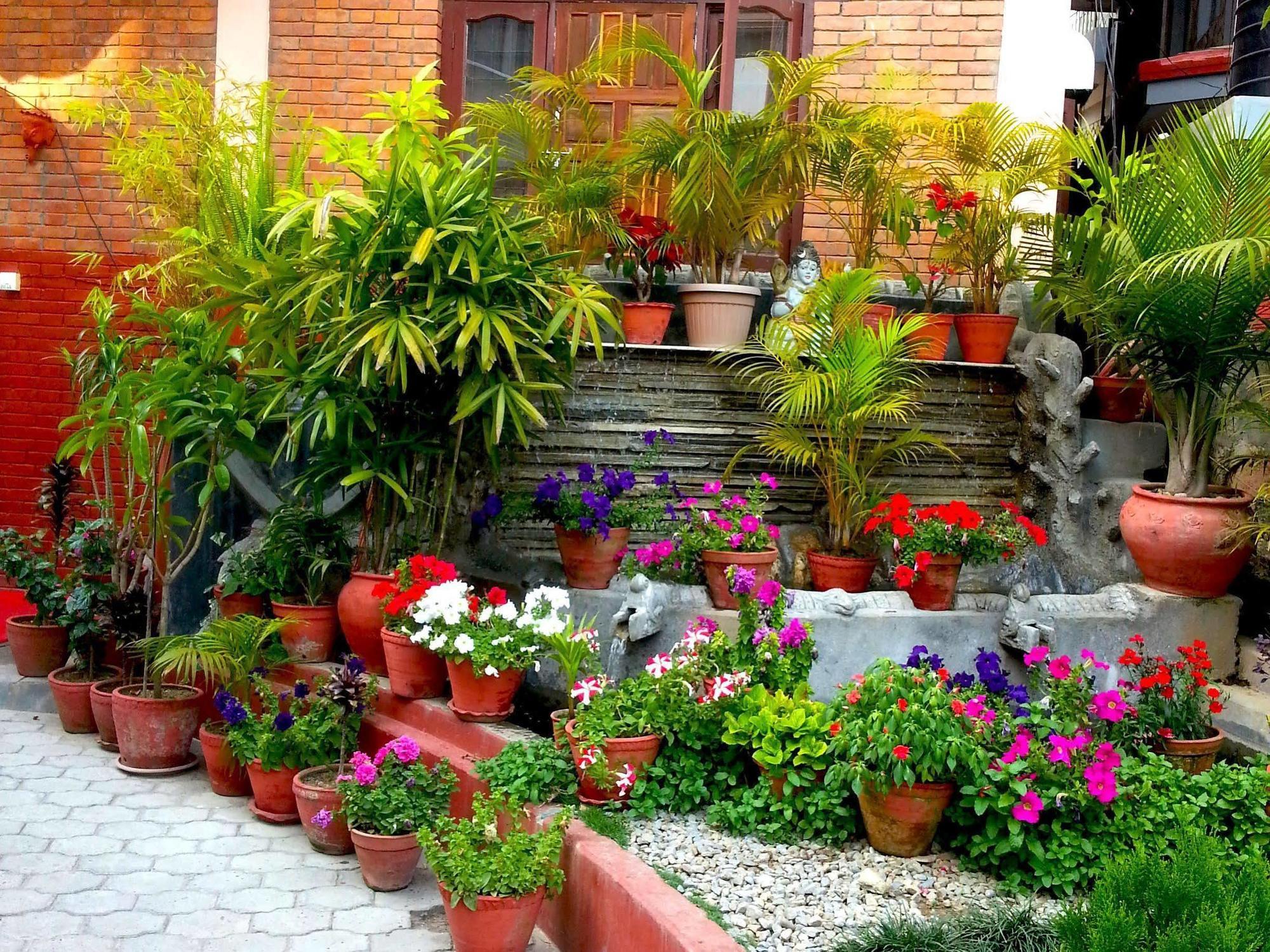 Hotel Middle Path & Spa Pokhara Exterior photo